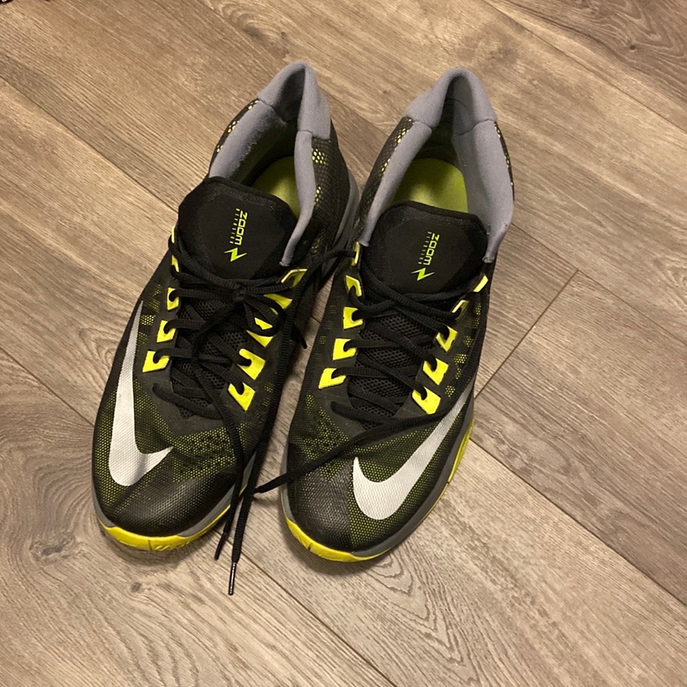 Nike zoom Devosion Basketball Sneakers Size 11